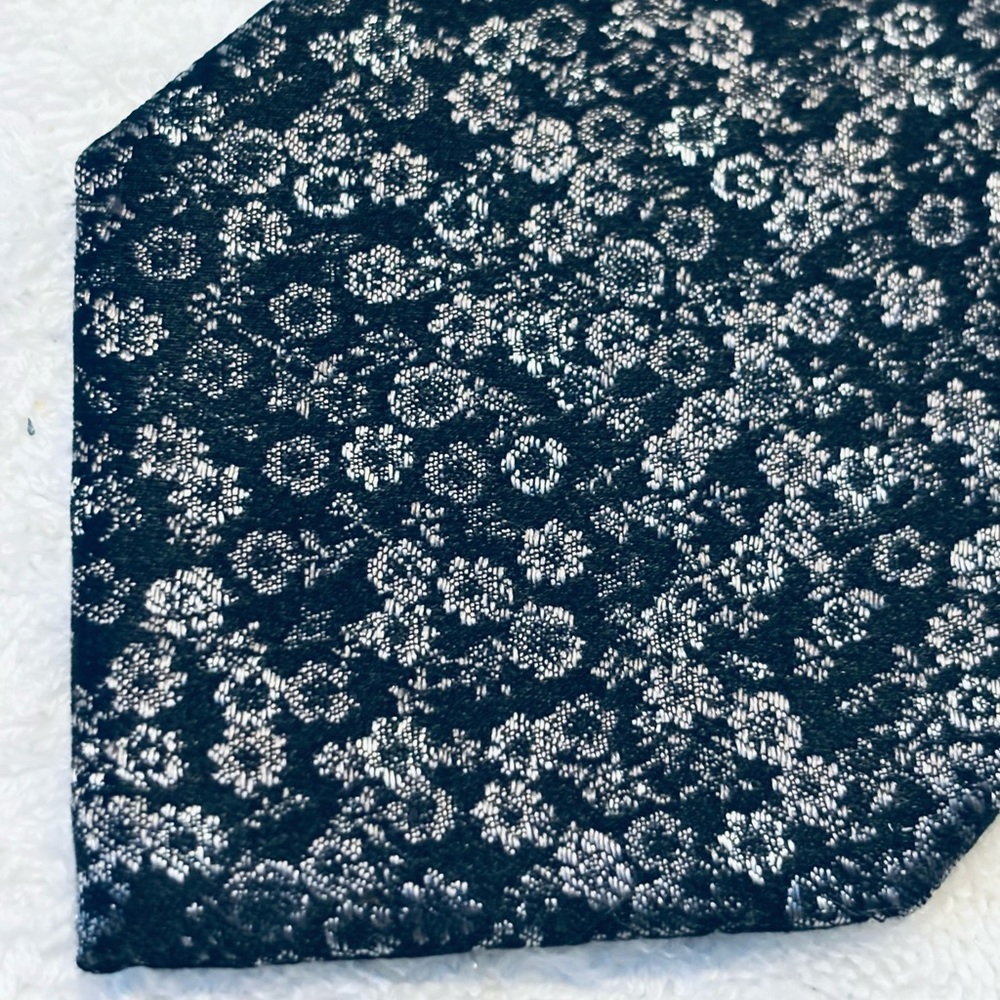 Brand New Spectacular Tie By KENNETH COLE